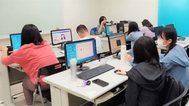 青年職訓專班影音剪輯課程上課畫面。(圖／勞動力發展署中彰投分署)