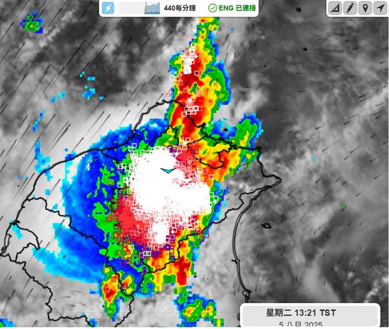台北今日午後雲系發展旺盛，粉專偵測到每分鐘「閃電440次」。（圖／翻攝自天氣風險臉書）