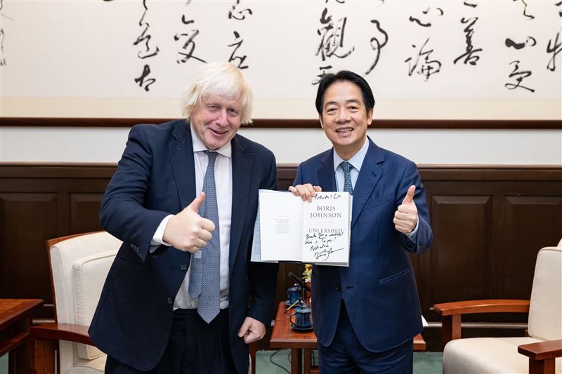 英國前首相強生（Boris Johnson）首次訪台，致贈親筆簽名回憶錄給總統賴清德。（圖／總統府提供）