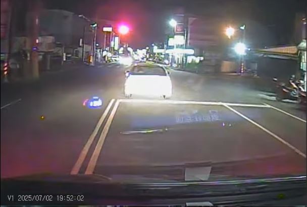 雲林斗六市一名轎車駕駛惡意阻擋救護車。(圖/翻攝自WoWtchout-地圖型行車影像分享平台)