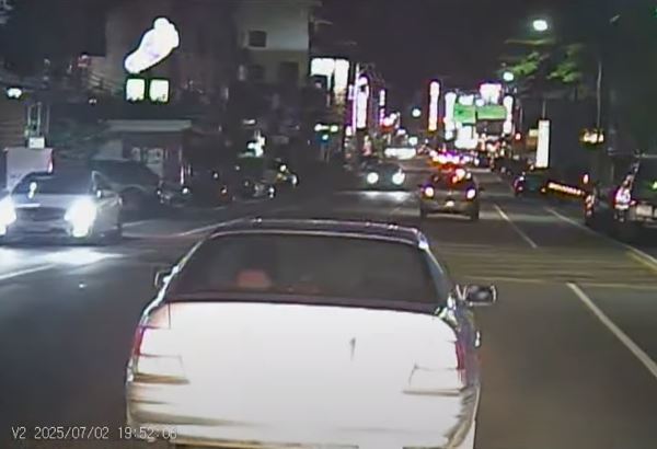 救護車沿路鳴笛、閃燈,轎車駕駛堅決不讓路。(圖/翻攝自WoWtchout-地圖型行車影像分享平台)