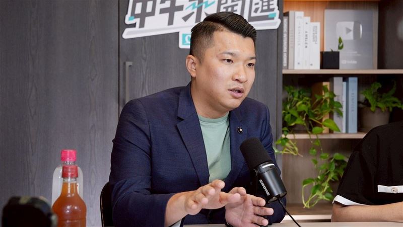 藍白批綠挖水溝作秀!他:你去雨中挖看看