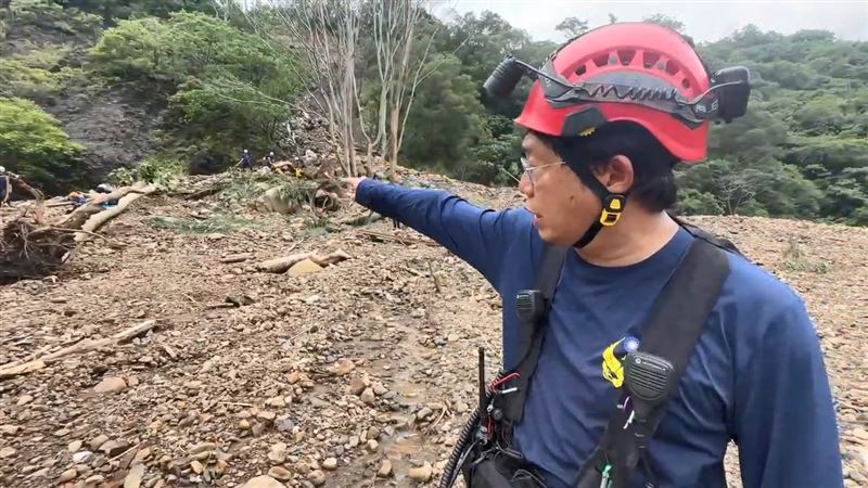 特搜隊長蘇裕銘，今天早上在一處石頭旁發現一塊小屍塊，目前已送交檢警比對。（圖／翻攝畫面）