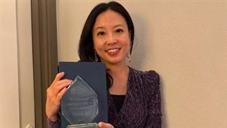 ▲得獎感言：我來自台灣 矽谷阿雅Taelor AI租衣奪美國行銷大獎 零預算打造千萬流量。（圖／Taelor AI提供） 