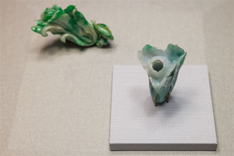 翠玉白菜花插&翠玉小白菜將展出到2025年底。(圖/翻攝自「故宮講故事」臉書)