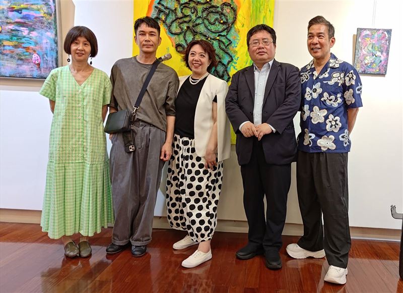 《men's uno》創辦人林浩正(右起)、印太戰略智庫董事長兼執行長矢板明夫、櫻崎露露、造型師陳孫華、創作老師(圖/記者鍾智凱攝)