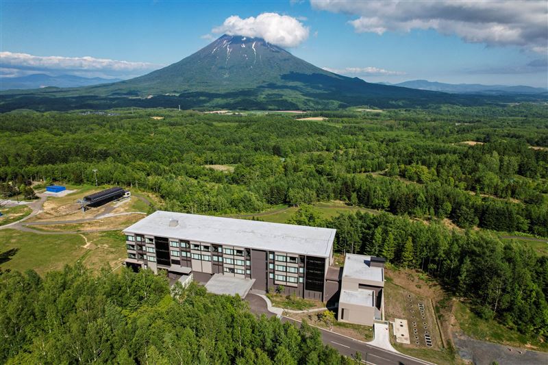 「東山二世谷村麗思卡爾頓飯店」建築融合自然景觀與現代質感，森林涼意圍繞，入夜更添舒眠感受。（圖／樂天旅遊提供）