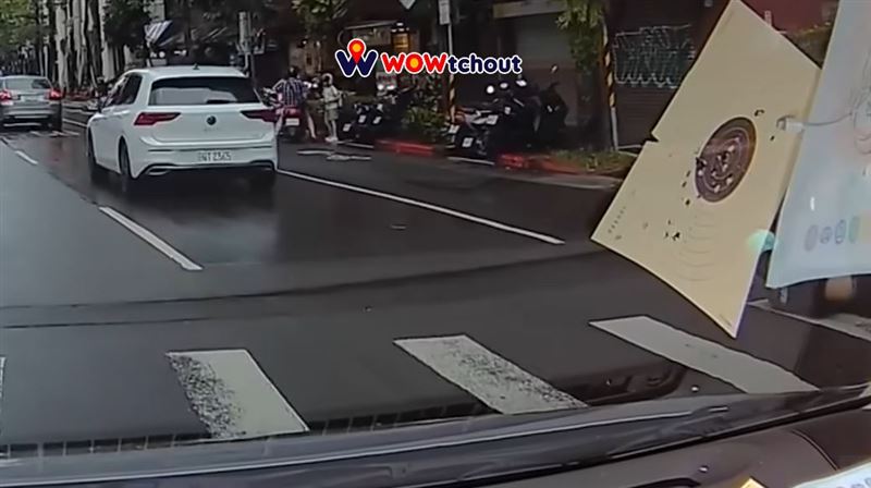外線道的機車騎士撞上闖燈行人。(圖/翻攝自Wowtchout-地圖型行車紀錄器分享平台臉書粉專)