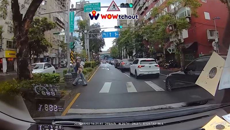 行人闖紅燈穿越馬路,後方汽車駕駛急煞禮讓。(圖/翻攝自Wowtchout-地圖型行車紀錄器分享平台臉書粉專)