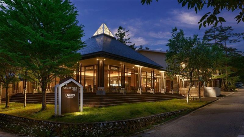 「白馬萬怡飯店」坐落於山野環抱的地帶，坐擁高地涼風，建築融合當地自然與現代設計。（圖／樂天旅遊提供）