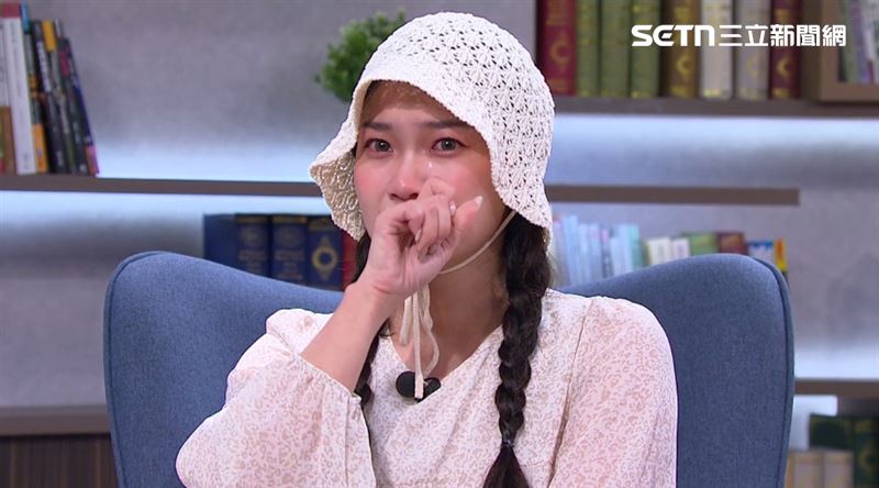 阿美接受三立新聞《話時代人物》節目主持人鄭弘儀專訪時淚崩。（圖／話時代人物）