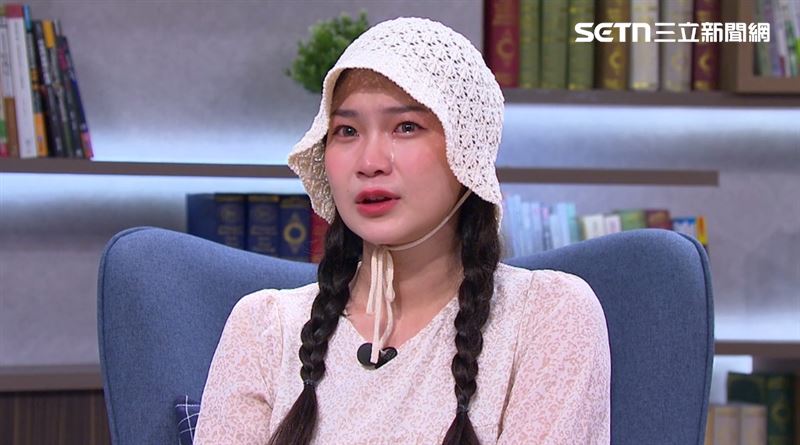 阿美接受三立新聞《話時代人物》節目主持人鄭弘儀專訪時淚崩。（圖／話時代人物）
