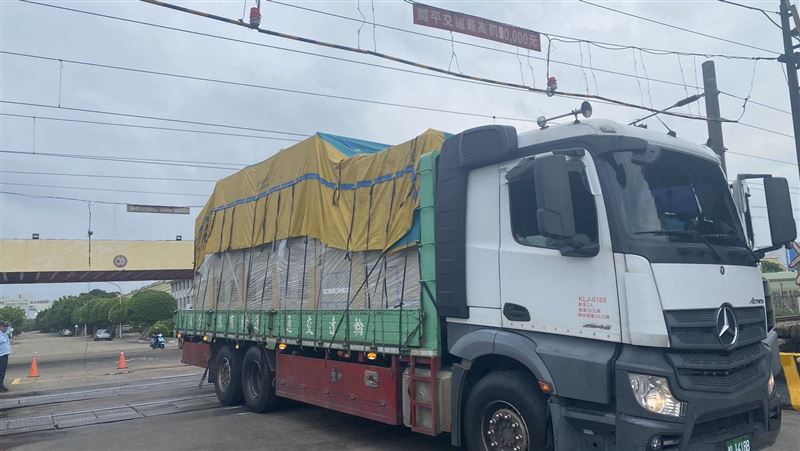 大貨車卡在平交道上,疑似所載貨物與懸空遮斷器發生纏繞無法通過。(圖/翻攝畫面)