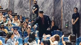 ▲高橋一生寵粉無極限，主動與粉絲擊掌。（圖／原創娛樂提供） 