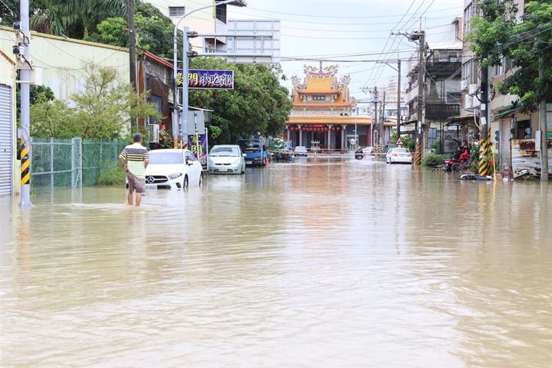 雲林豪雨造成大湖口溪水位暴漲灌進民宅,原因經勘查竟是下水道系統排放口未設置倒灌防護設施釀災。(圖/讀者提供)