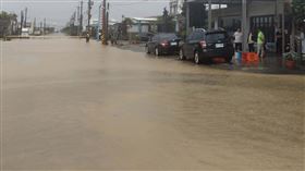 嘉義東石海龍園餐廳前台17線道路淹水強降雨造成台17線118K+800至119K+300路段（嘉義縣東石鄉海龍園餐廳前）路面淹水，公路局2日公告該路段暫時封閉、禁止通行，以維安全。（臉書東石之美管理員成峻提供）中央社記者蔡智明傳真  114年8月2日