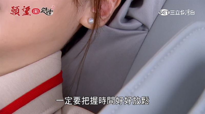 半月形滾輪仿真人手勁按摩、就像用虎口靈活抓捏。(圖/截自影片)