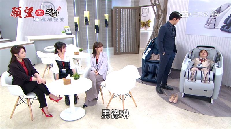 馬德琳利用空檔立刻坐上「輝葉AI追夢椅」放鬆身心,享受有如真人手法的專屬按摩。(圖/截自影片)