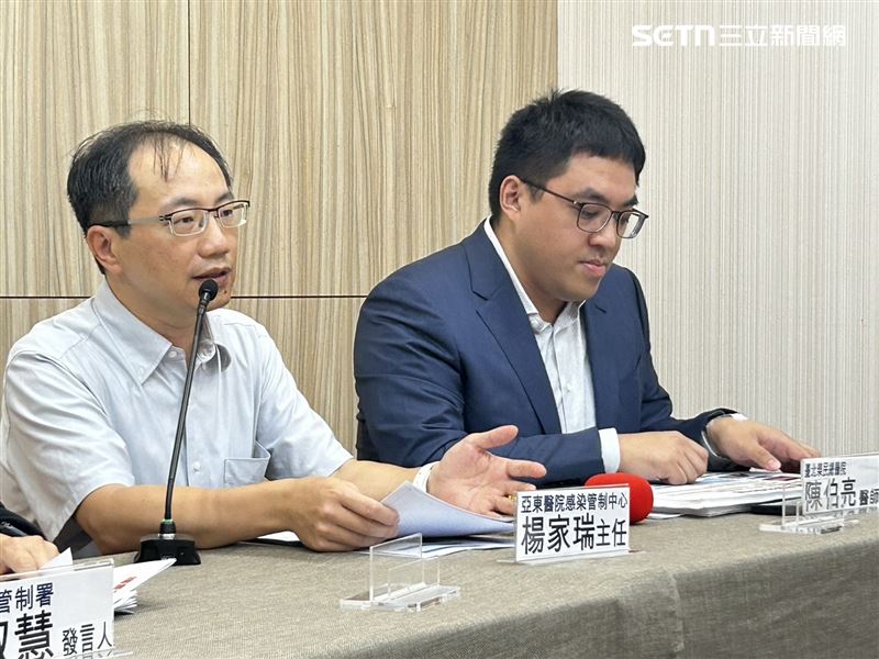 楊家瑞醫師(左)分享臨床梅毒個案。(圖/記者簡浩正攝影)