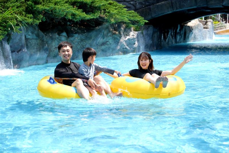 現在四人同行入住麗寶福容，瘋玩水陸雙樂園，一泊一食每人2499元。（圖／飯店旅宿業者提供）