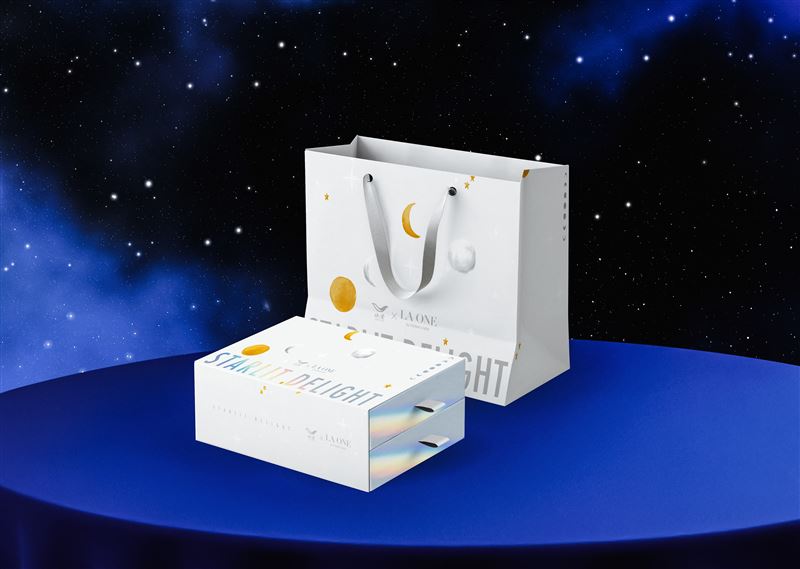 呼應雙星及融合法式工藝印象，欣葉推出以銀河星空為設計概念的雙層禮盒，跳脫以往形象。（圖／業者提供）