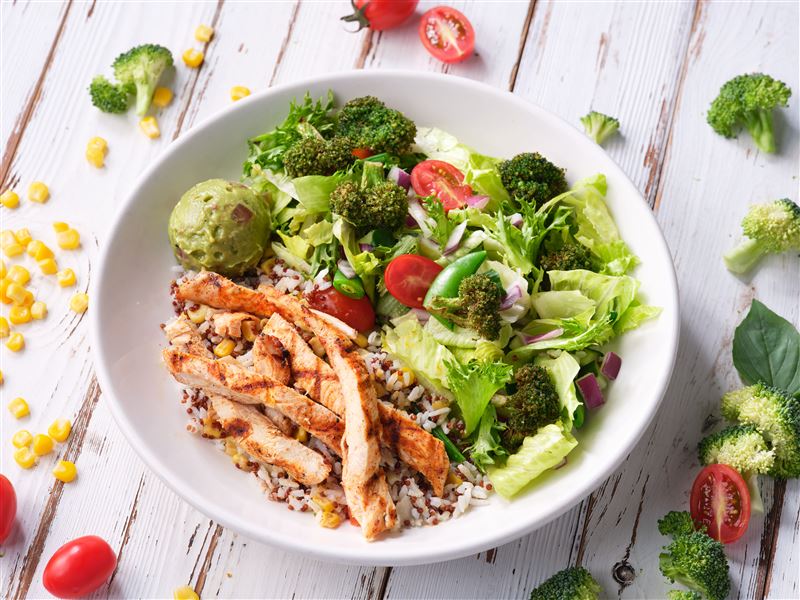 TGI FRIDAYS父親節四人套餐可點新品「炭烤雞肉藜麥碗」。（圖／TGI FRIDAYS&nbsp;提供）