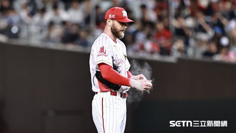 中職36年例行賽,味全龍先發投手鋼龍。(圖/記者劉彥池攝影)