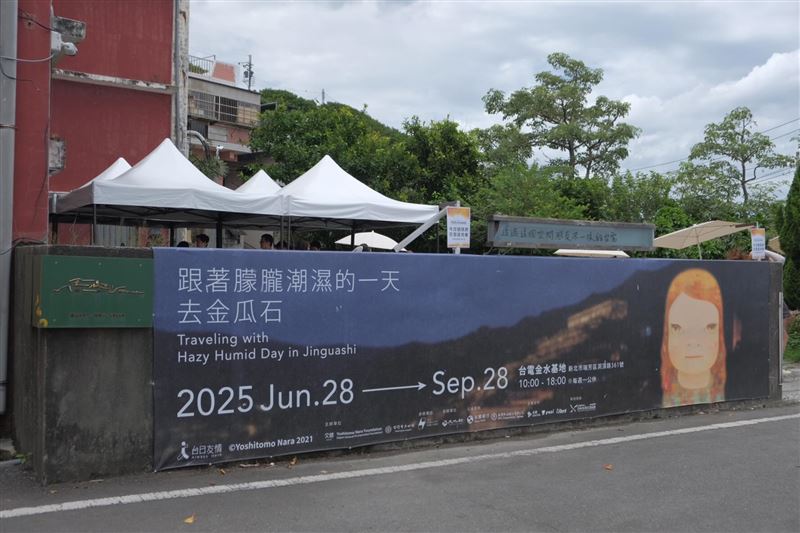 奈良美智特展在金瓜石台電金水基地展出,吸引許多民眾參觀。(圖/翻攝自Thread @yabi_wu)