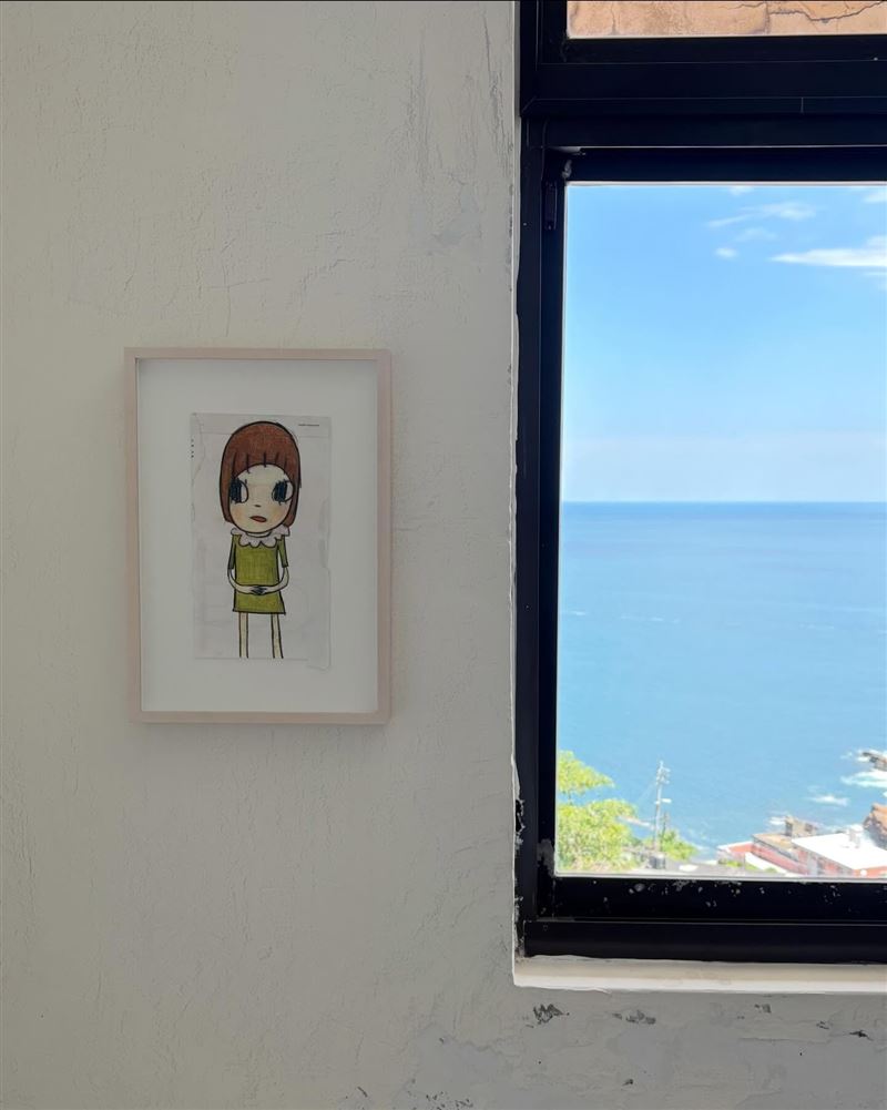 奈良美智的作品跟金瓜石的風景非常搭,感覺超夢幻。(圖/翻攝自Thread @carolina_liu423)