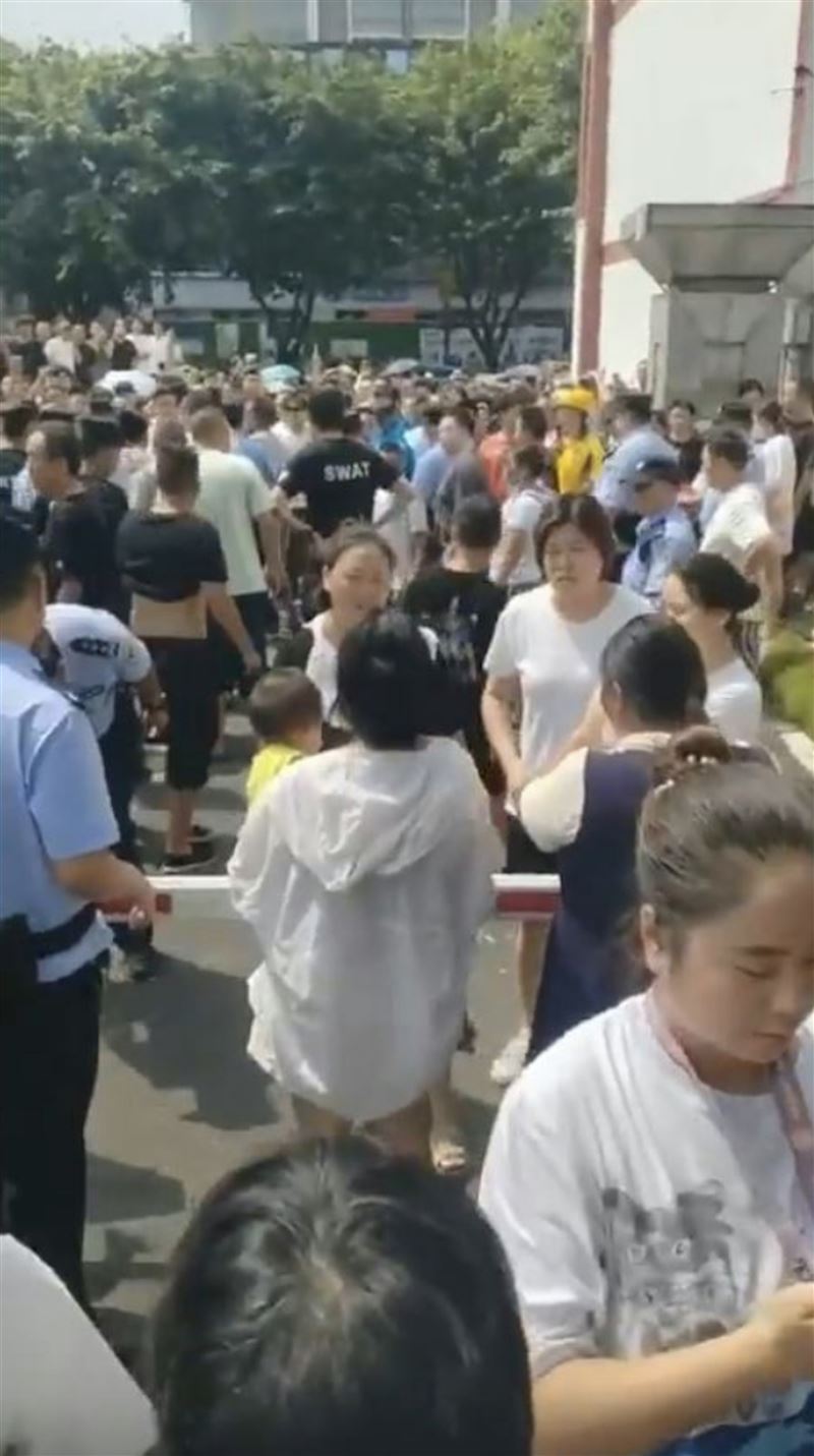 江油市府前聚集上千民眾抗議。(圖/翻攝微博)