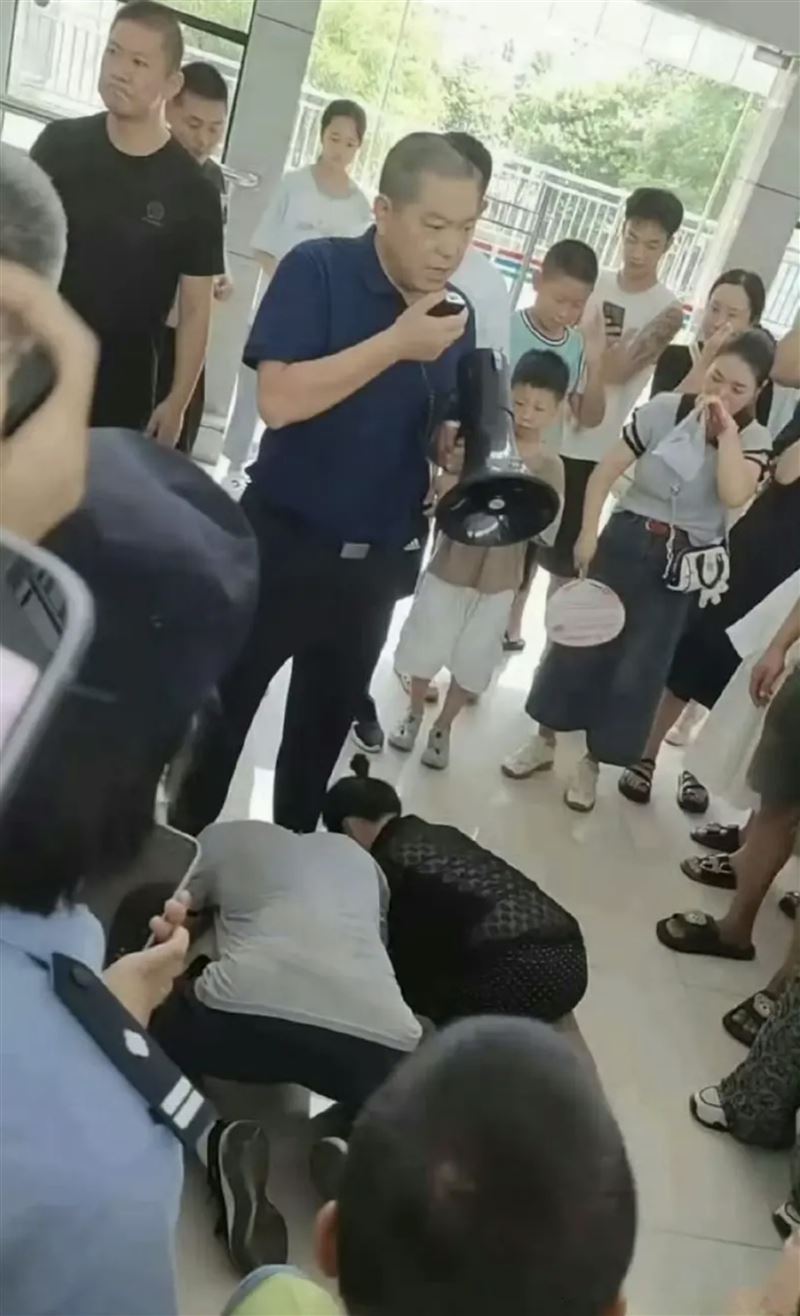 被害少女父母跪地請政府主持公道。(圖/翻攝微博)