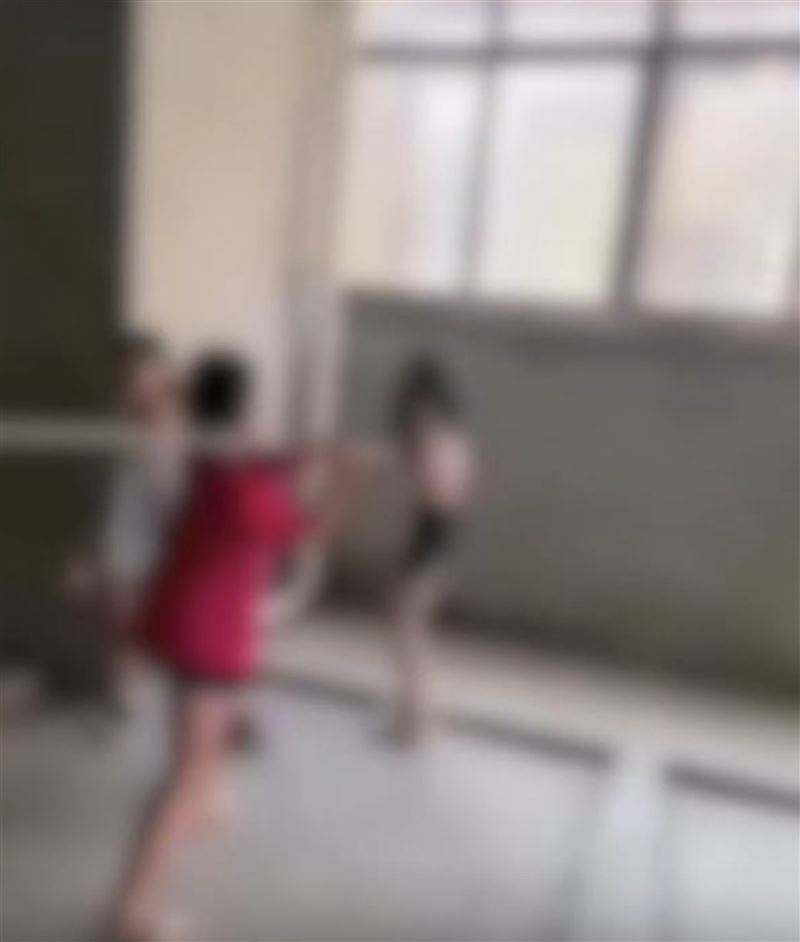 3名未成年女子對賴姓少女施暴,拿棍子對她狂砸。(圖/翻攝微博)