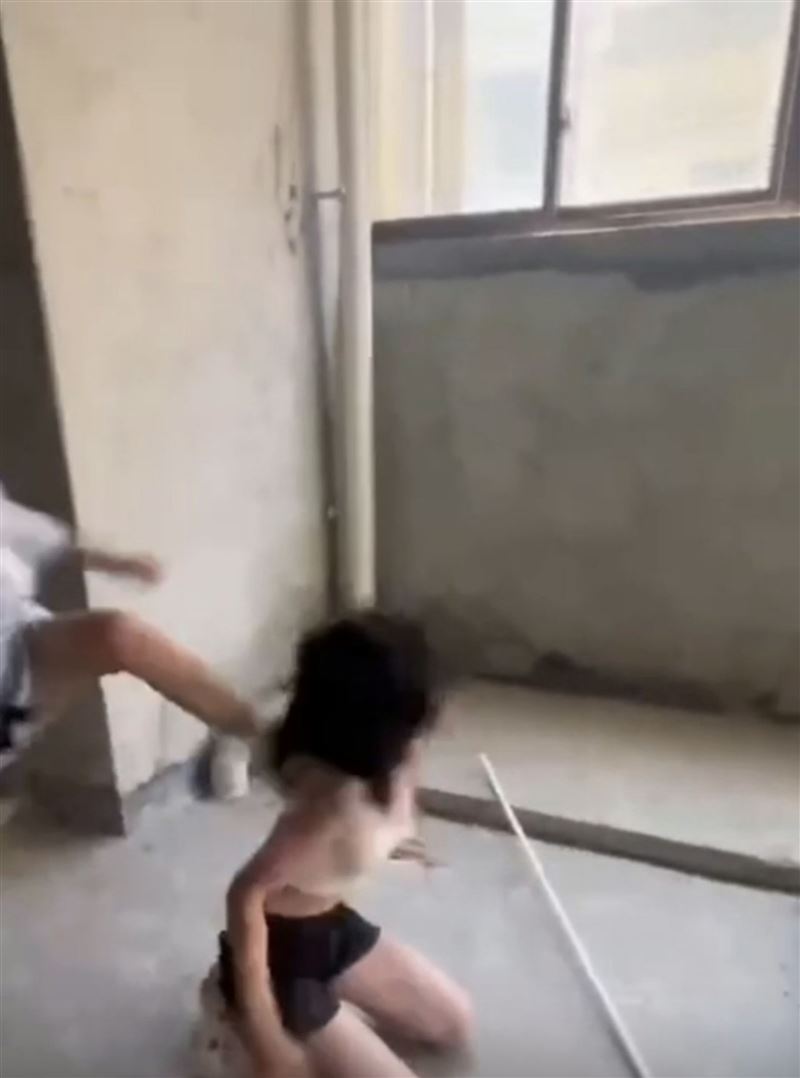 賴姓少女跪地後,遭人從後方猛踹。(圖/翻攝微博)