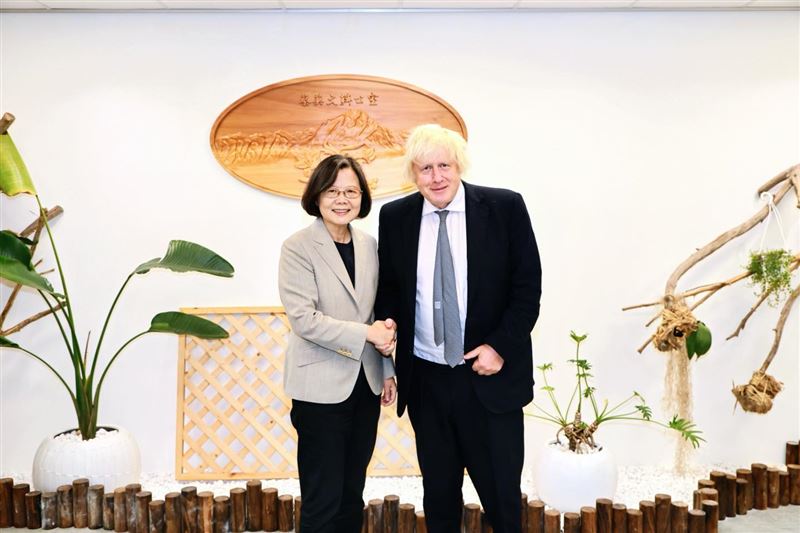 前總統蔡英文與訪台的英國前首相強生會面。(圖/翻攝自蔡英文臉書)