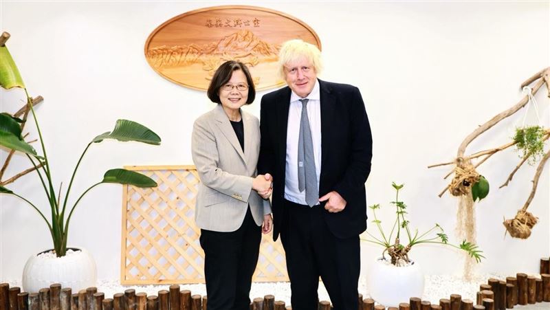 前總統蔡英文與訪台的英國前首相強生會面。（圖／翻攝自蔡英文臉書）