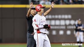 ▲中職36年例行賽，味全龍一壘手朱育賢敲出二壘安打。（圖／記者劉彥池攝影）