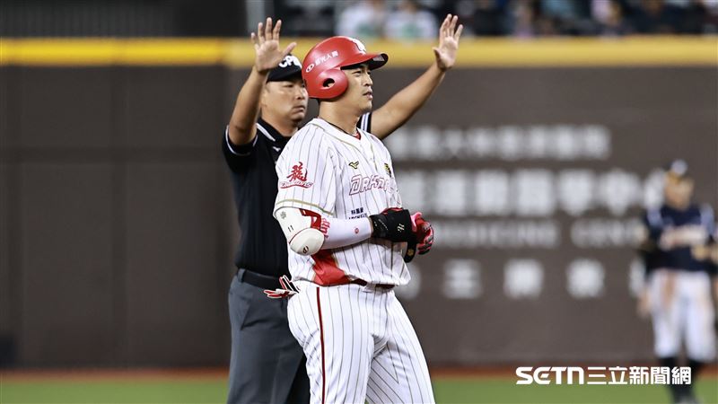 中職36年例行賽,味全龍一壘手朱育賢單場3安猛打賞。(圖/記者劉彥池攝影)