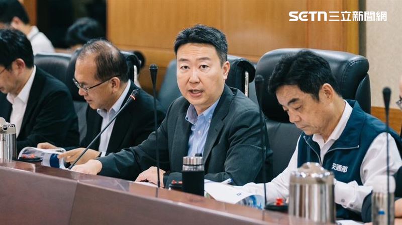 AI導入交通啟動，陳世凱(左二)提7大策略、34項應用構想。（圖／交通部提供）