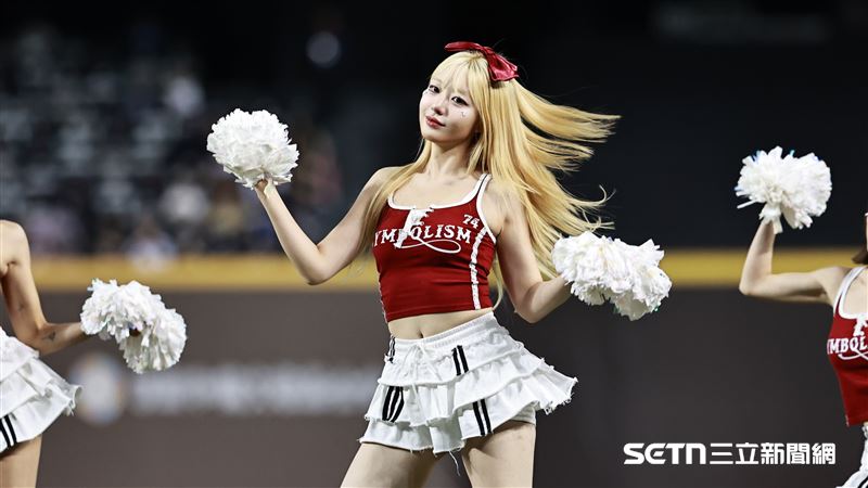 小龍女韓籍成員權喜原跳開場舞。(圖/記者劉彥池攝影)