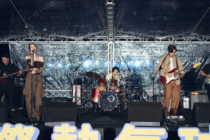 告五人化身熱氣球嘉年華大使開唱。(圖/相信音樂提供)