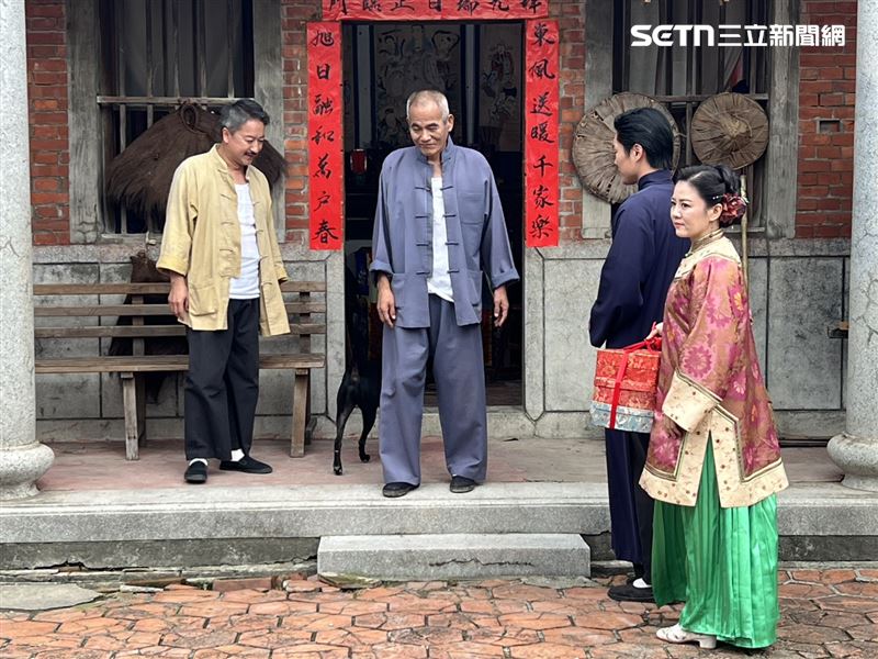 王豪帶愛犬來福一起演出《老祖媽解冤仇》。（圖／王豪提供）