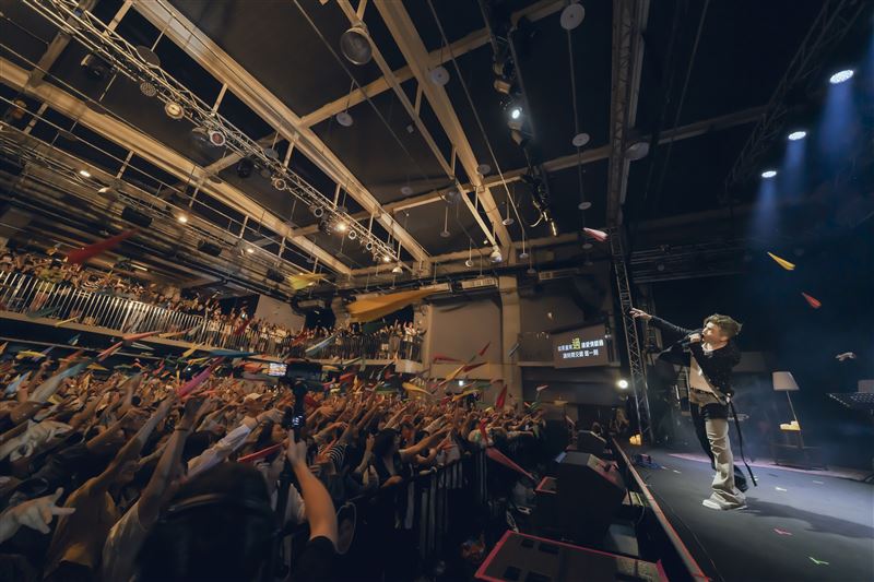 小宇和歌迷拋出藏有心事的紙飛機,氣氛令人動容。(圖/Legacy提供)