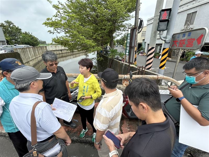 台南豪雨多處傳出災情,陳亭妃到現場勘災多日,爭取治水預算。(圖/陳亭妃國會辦公室提供)