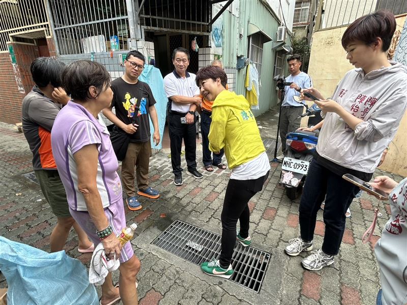 陳亭妃1天衝11場會勘,幾乎每個災區都能看見她的身影。(圖/陳亭妃國會辦公室提供)