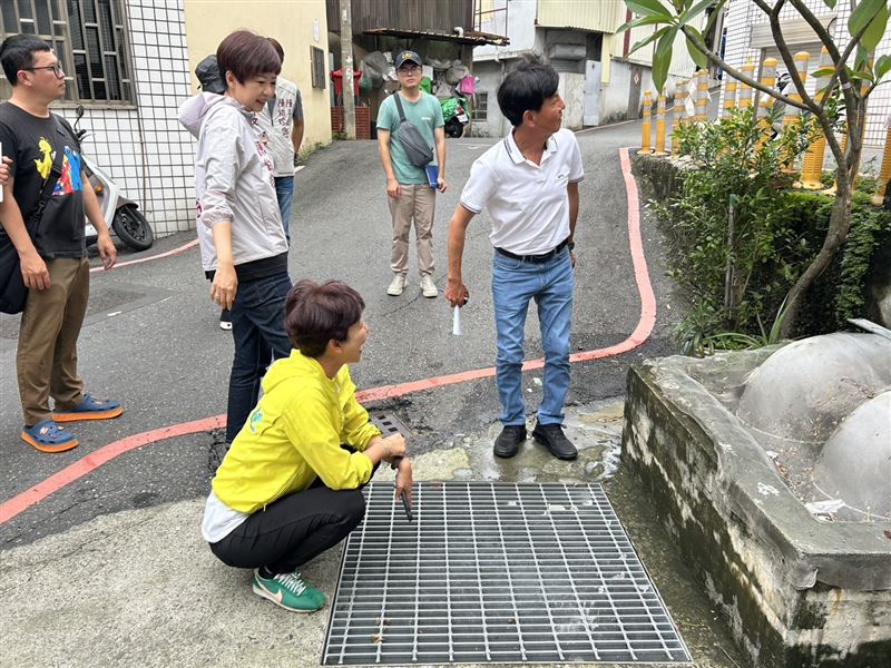 陳亭妃建議拓寬溝渠取代干擾鐵道工程,被里長伯讚「真的很內行」。(圖/陳亭妃國會辦公室提供)