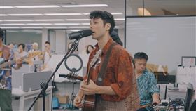 鳳小岳打造「辦公室快閃」不插電彈唱會。（圖／硬柿子工作室提供）