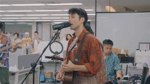 上班驚見男神鳳小岳　員工：夢幻又幸福