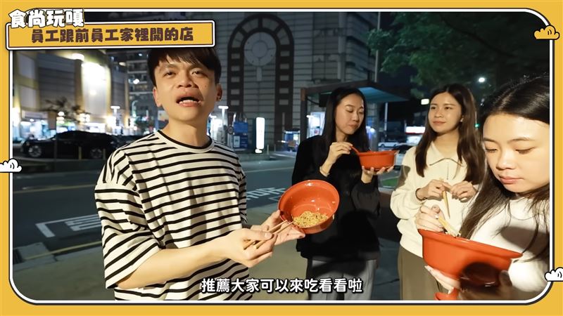 蔡阿嘎突擊蘿拉父母的麵店。（圖／翻攝自蔡阿嘎YouTube）