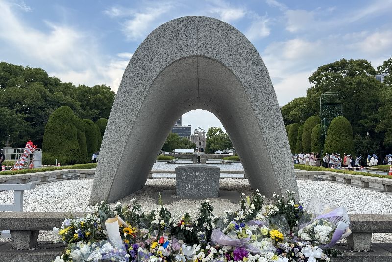 5日公園內的原爆死歿者慰靈碑前，有市民團體「廣島被爆鋼琴之友會」以「被爆鋼琴」演奏。該團體自2024年1月起，已在廣島市內8個區的慰靈碑前舉行約百場演奏，盼透過音樂傳遞對核武的恐懼與對和平的祈願
