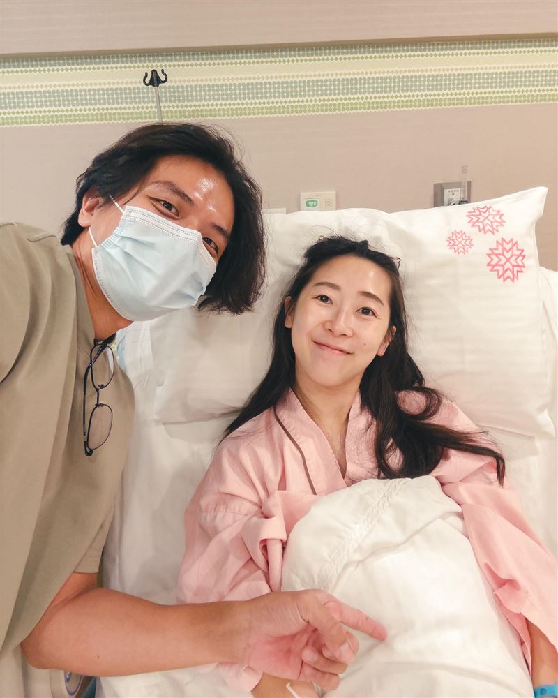 鷹式一家夫妻迎接第三胎出生。(圖/翻攝自臉書)